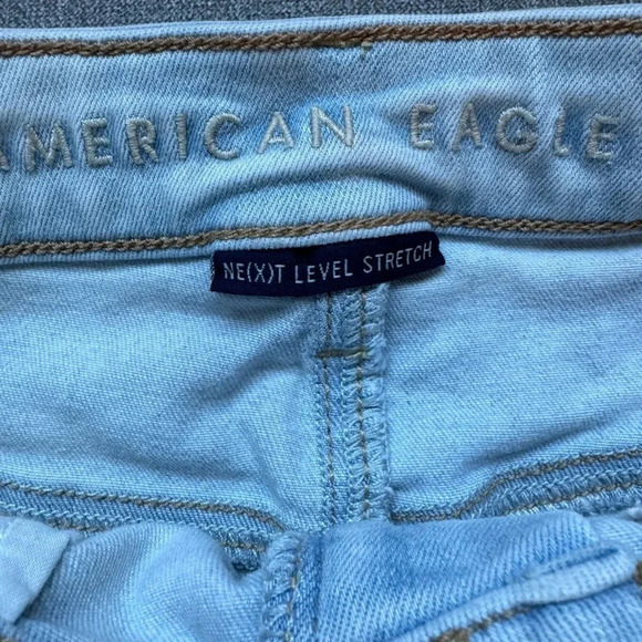 American Eagle Denim Shorts - Light wash, size 6 - Picture 2 of 4